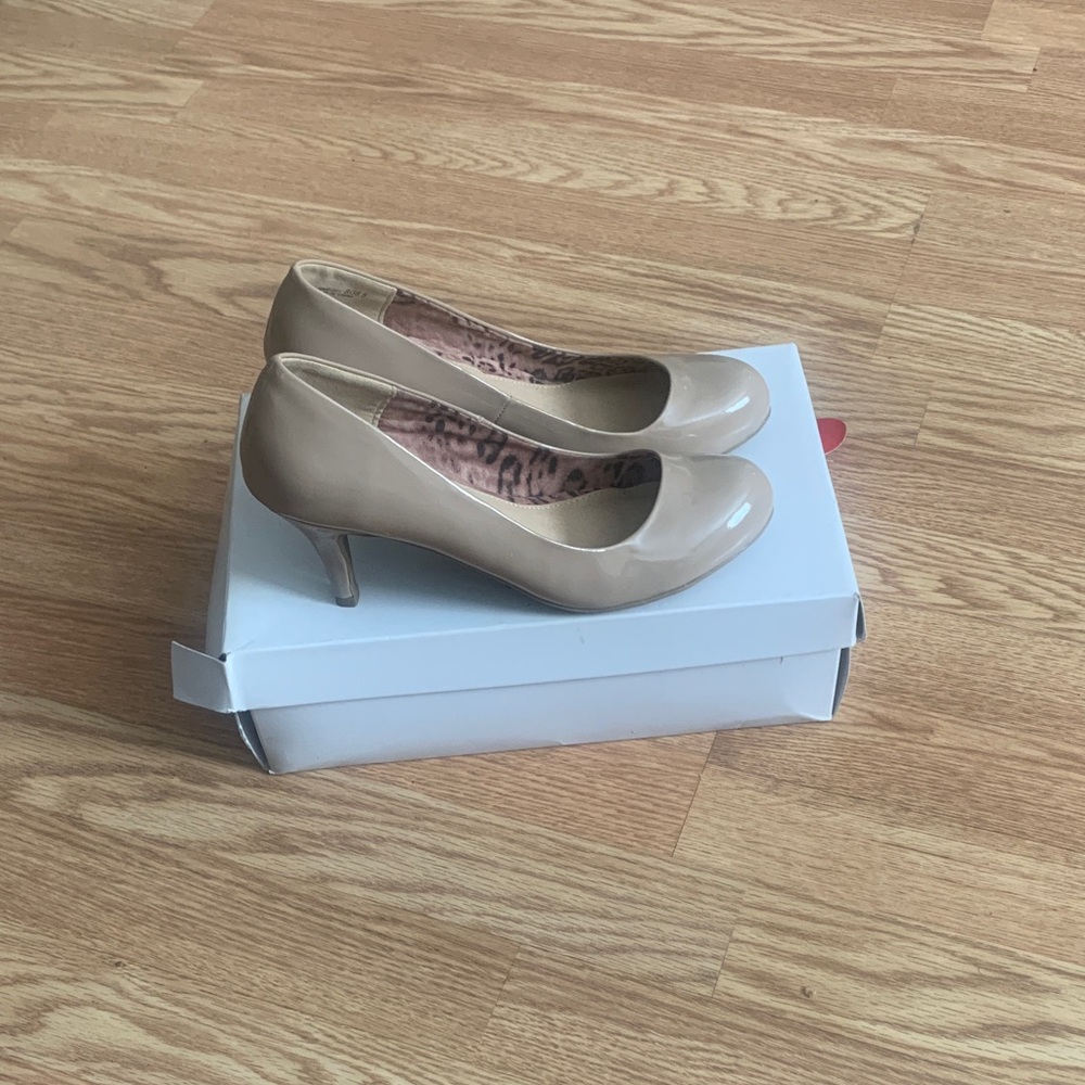 CL by Laundry Taupe Women's Heels